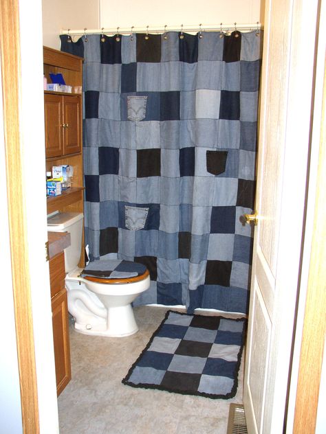 This is a shower curtain, toilet bowl cover and rug I made from old jeans. The toilet bowl cover has zippers on both sides to make it easy to remove and wash. The curtain is lined with a queen sized sheet and rivets are where the hangers go. Denim Recycle Projects, Återvinna Jeans, Black And White Tiles Bathroom, Blue Jean Quilts, Denim Rug, Denim Crafts Diy, Diy Jeans, Blue Jeans Crafts, Bowl Cover