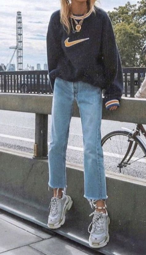 #sweatshirt #nike #hoodie #jeans #vintage Minimal Stil, Trendy Outfits 2020, Vintage Outfits 90s, Fashion 90s, Skater Girl Outfits, Outfit 90s, Grunge Look, Tumblr Outfits, 40s Fashion