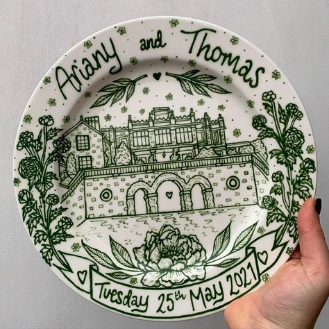 This custom commemorative wedding plate is for @arianylippi ✨💗 thank you so much for such beautiful inspiration to create your plate! ✨💚🏠 A custom green illustration on a 27cm rimmed plate ✨💚 Commissions are open🤍✨⭐️ #art #artist #ceramics #pottery #painting #illustrator #ceramicstudio #potterytiktok #potterypainting #painter #potteryart #ceramicpainter #potterypaintingideas #bisqueware #weddinginspiration #creative #smallbusiness #smallbusinessowner #smallartist #weddinggift #plate #pott... Painted Porcelain Plates, Diy Porcelain Plate Art, Drawing On Plates Ideas, Porcelain Plate Design, Diy Painted Plate, Pottery Painting Ideas Easy Ceramic Plates, Painted Plates Ideas, Decorative Plates Diy, Pottery Plate Painting Ideas