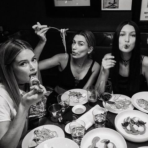 Hailey, Bella Hadid and Doutzen Kroes at Ceresio 7 restaurant in Milan, Italy. (09.23.2016) #haileybaldwin #bellahadid #doutzenkroes Prediabetic Diet, Photos Bff, Fotos Goals, Super Rich Kids, Doutzen Kroes, Bff Goals, Foto Poses, Now United, Photography Subjects