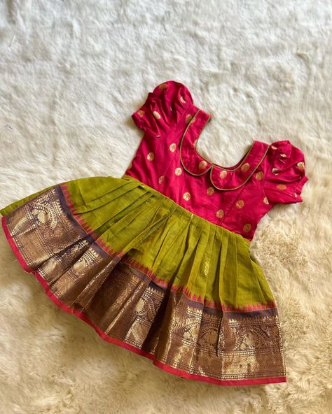 For the next festival, temple visit, wedding and special occasions! Have it all sorted Pinkish Red with Mehendi Green (Vintage Collar)- Kanchi Cotton South Indian Ethnic Frock for Baby Girl Instock: 0-3 Years www.babynmeindia.com 🔎REDMEHGREKCFRO Cotton Frocks For Baby Girl, Pattu Langa For Baby Girl, Pattu Frocks For Baby Girl, Frock Ideas For Kids, Baby Girl Dresses Indian, Langa Designs, Frock For Baby Girl, Indian Silk Dresses, Traditional Baby Dresses