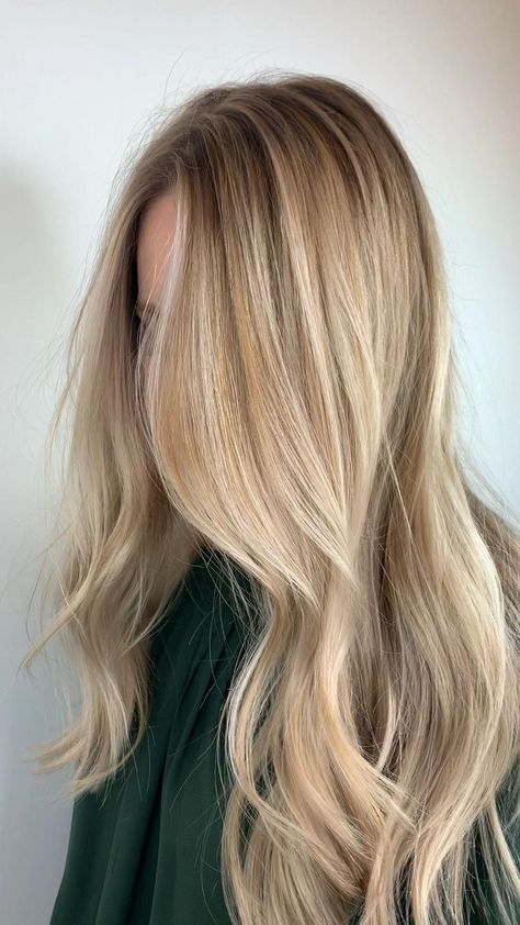 Champagne Blond, Yellow Hair Color, Brunette Pixie, Champagne Blonde, Blonde Hair Inspiration, Blonde Hair Shades, Honey Hair, Balayage Hair Blonde, Blonde Hair Looks