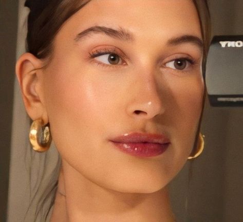 Aesthetic Hailey Bieber, Bieber Hailey, Dewy Makeup, Clean Girl Aesthetic, Glowy Makeup, Clean Makeup, Hailey Baldwin, Natural Makeup Looks, Summer Makeup