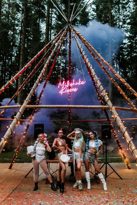 Coachella Inspired Party, Corporative Events, Hen Do Ideas, Rave Wedding, Coachella Theme Party, Coachella Theme, Coachella Birthday, Tomorrowland Festival, Diwali India