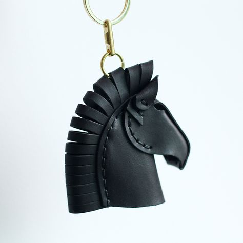 Christmas Ornament Handmade Pony Pattern Leather Keyring Horse Head Leather Bag Charm Good Luck Party Favors Gift This leather Pony Pattern Bag Charm is so lovely and funny, it's a perfect Birthday, Valentines Day, Christmas Day , Mother's Day and Fathday's Day ...Great party favors for Weddings, Birthdays,  school bag, and just a little gift to yourself! Can be used as a keychain or a bag charm Features: * Material: Cowhide Leather   Size: 7.5mm*8mm * 100% Handmade stitching The  Key chains is made from vegetable tanned cowhide leather. The natural color of the leather may slightly vary from screen to screen, but after you use it a few months, it will become a brown case. But I think you will love it, too. If you have any questions or concerns, please don't hesitate to contact me. Leather Christmas Decorations, Leather Bag Charm, Leather Keychain Diy, Headphone Wrap, Diy En Cuir, Leather Scrap, Diy Leather Bag, Pattern Bag, Horse Pattern