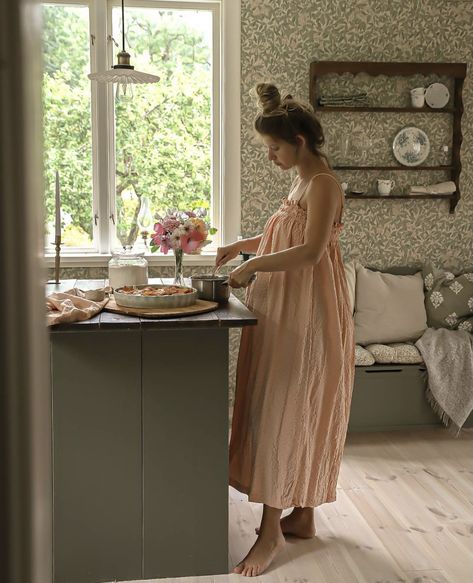 Cottage Core House Wife, Modern Housewife Style, Housewife Aesthetic Dress, Trad Wife Aesthetic Home, Trad Wife Aesthetic Outfits, Andre Core, House Wife Outfits, Trad Wife Outfit, Traditional Wife Aesthetic