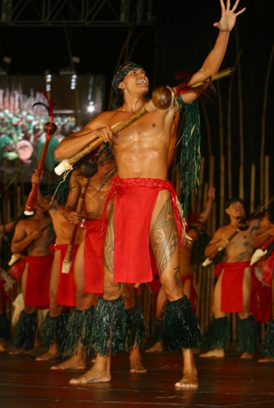 Traditional outfit of Hawaii. New way of wearing a loin-cloth, stunning feather helmets, and no coconut bra - Nationalclothing.org Hawaii Traditional Outfits, Samoan Dance, Hawaiian Outfit Men, Merrie Monarch Festival, Dance Men, Samoan Men, Coconut Bra, Tahitian Costumes, Body Paintings