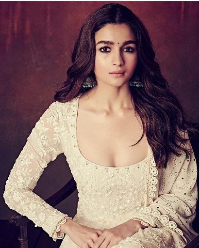 Scoop Neck Eastern Wear, Salwar Neck Designs, Alia Bhatt Photoshoot, Indian Look, Manish Malhotra, Anushka Sharma, Indian Dress, Indian Bollywood, Evening Outfits