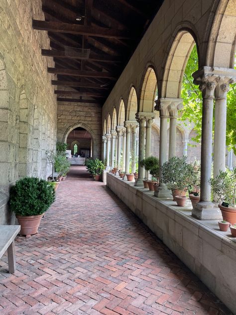 Cloisters Nyc, Met Cloisters, Covered Walkway, Uber Ride, Late Middle Ages, The Cloisters, Dream House Rooms, House Museum, New York Travel