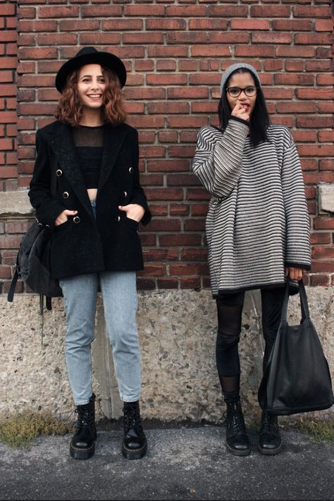 The grunge gals. Street style at its finest. Grunge Doc Martens, Moda Grunge, Fashion Guys, Diy Outfits, Doc Martens Outfit, Look Grunge, Vogue Editorial, Looks Pinterest, 90s Fashion Grunge