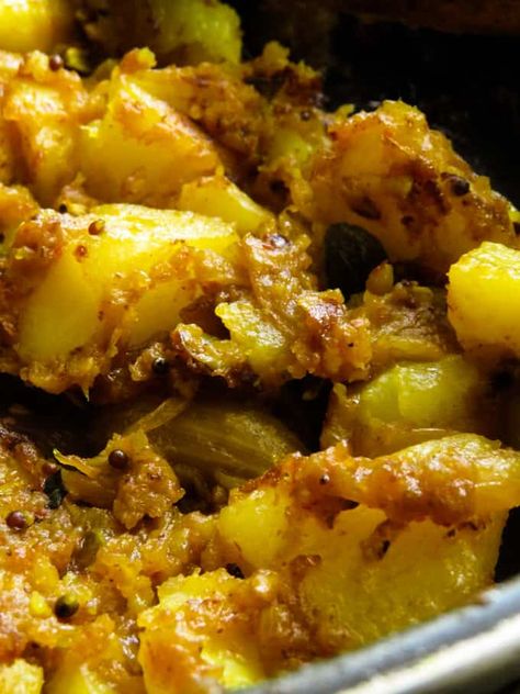 tempered potatoes for the sri lankan potato dish. Maldives Food Recipes, Curry Recipes Easy, Sri Lankan Recipes, Dried Potatoes, Veg Dishes, Slow Cooked Beef, Potato Curry, Chilli Flakes, Potato Dishes