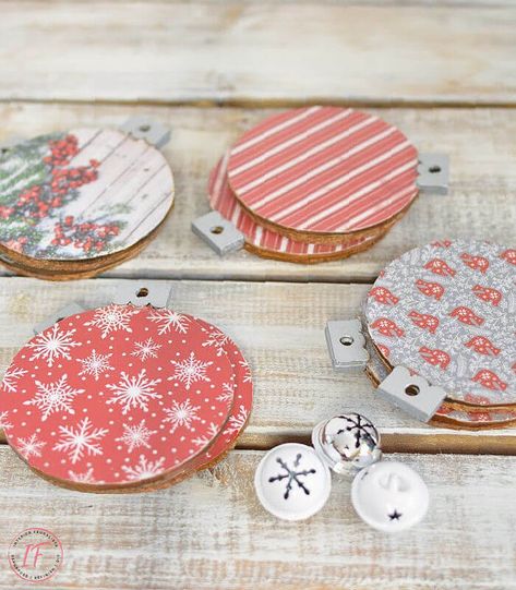 Mod Podge Christmas Coasters Diy Cork Coasters Ideas, Decoupage Christmas Coasters, Modge Podge Coasters, Mod Podge Coasters, Mod Podge Ornaments, Modge Podge Crafts Wood, Diy Christmas Coasters, Diy Christmas Drinks, Christmas Coasters Diy