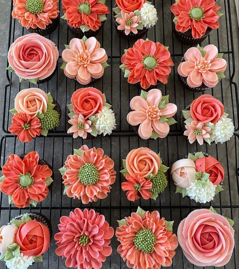 Buttercream Floral Cupcakes, Floral Wedding Cupcakes, Floral Birthday Cupcakes, Flower Decorated Cupcakes, Flower Birthday Cupcakes, Floral Cupcake Ideas, Diy Pastries, Decorated Cupcakes Ideas, Coral Cupcakes