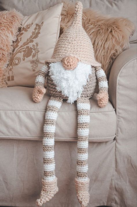 Greetings fellow creatives and crocheters! If you're looking for amazing creative ideas and free crochet patterns, don't hesitate to click the link above! 🏌️‍♂️ Crochet Christmas Decor Ideas, Crocheted Christmas Gifts, Crochet Christmas Presents, Gnome Crochet Pattern Free, Big Crochet Projects, Crochet Christmas Gnomes, Crochet Christmas Gnome Pattern, Crochet Christmas Gift Ideas, Christmas Crochet Gifts