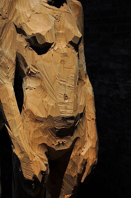 venezia, sculpture by aron demetz (www.arondemetz.it), photo by enrica burelli aka enrica77, via flickr #art #sculpture #arondemetz Abstract Wood Carving Sculpture, Wooden Sculpture, Sculpture Installation, Modern Sculpture, Figurative Sculpture, Wood Sculpture, Art Plastique, Ceramic Sculpture, Figurative Art