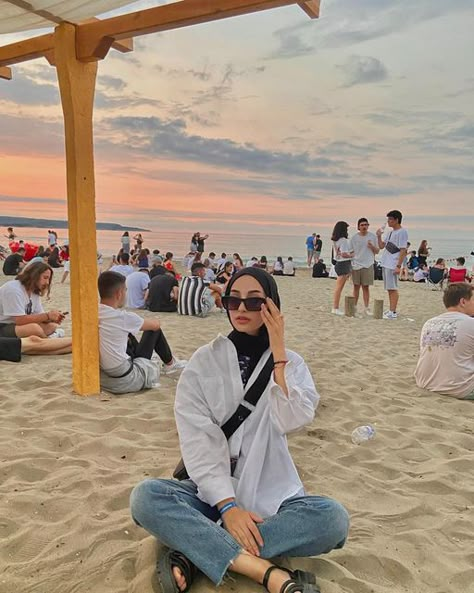 Beach Outfit Hijab Simple, Beach Hijab Outfit Ideas, Hijab Beach Outfit, Beach Outfit Hijab, Summer Resort Outfits, Beach Hijab, Ootd Beach, Beach Instagram Pictures, Summer Holiday Outfits