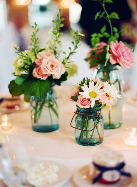 Summer Wedding Centerpieces, Winter Wedding Centerpieces, Summer Centerpieces, Deco Champetre, Blue Mason Jars, Massachusetts Wedding, Simple Summer, Mason Jar Centerpieces, Deco Floral