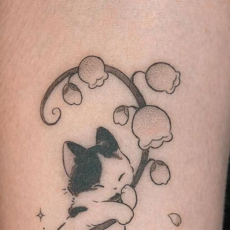 Tuxedo Cat Tattoo, Print Making Designs, Masculine Tattoos, Cat Tatto, Tulip Tattoo, Awesome Tattoo, Weird Tattoos, Japanese Cat, Cat Flowers