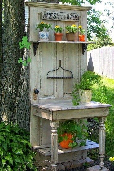 Potting table/garden decor Potting Bench Ideas, Urban Chicken, Farming Tips, Recycled Door, Country Cottage Garden, Fence Diy, Potting Benches, Potting Tables, Potting Table