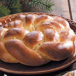 Christmas Wreath Bread, Wreath Bread, Braided Wreath, Bread Wreath, Prepare For Christmas, Favorite Christmas Recipes, Christmas Bread, Braided Bread, Easter Bread