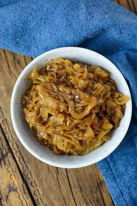 Onions that have been caramelized. They are sitting in a bowl on a wooden background. Caramelized Onions Recipe, Sauteed Onions, Caramelised Onions, Caramelized Shallots, French Onion Soup Recipe, Grilled Burgers, Vidalia Onions, Roast Potatoes, Onion Recipes