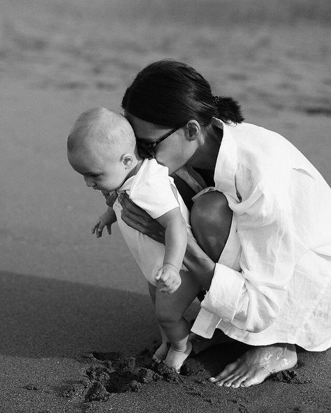 Baby On The Beach, Beach Photoshoot Family, Mother Baby Photography, Family Photoshoot Poses, Motherhood Photography, Foto Baby, Future Mom, Shooting Photo, Beach Baby