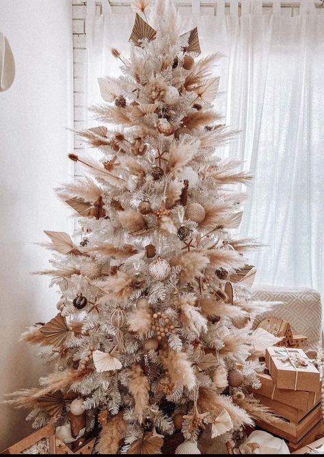 Pampus Grass Christmas Tree, Flocked Boho Christmas Tree, Boho Flocked Christmas Tree, Christmas Tree Bohemian, Christmas Tree Boho Ideas, Boho Neutral Christmas Tree, Pampas Grass Christmas Tree Decor, Western Boho Christmas Tree, Boho Western Christmas Tree