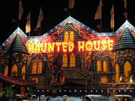 Haunted House Pictures, Haunted House Attractions, Spook Houses, Haunted Carnival, Haunted Attractions, Dark House, Fun Fair, Halloween Haunted Houses, Halloween Carnival