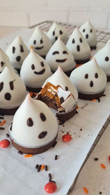 Halloween Pastries, Halloween Pastry, Halloween Souvenirs, Galletas Halloween, Pasteles Halloween, Halloween Sleepover, Halloween Tea Party, Postres Halloween, Recetas Halloween