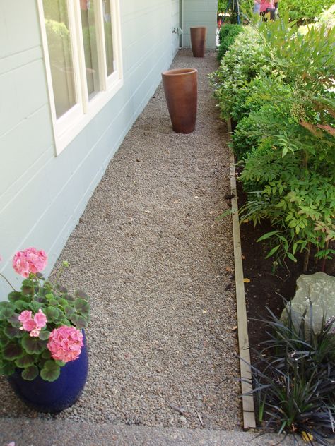 Gravel path along a foundation Gravel Border Ideas, Diy Rock Landscaping Ideas, Gravel Border, Midcentury Modern House, Landscaping Around House, Northwest Landscaping, River Rock Landscaping, In Her Garden, Side Yards