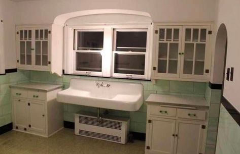 This original 1920s kitchen from a... - Bootlegger Bungalow 1920s Kitchen Remodel, 1900s Kitchen, 1920s Kitchen, Historic Kitchen, 1940s Kitchen, Bungalow Kitchen, Kitchen Aesthetic, Cottage Kitchens, Old Kitchen