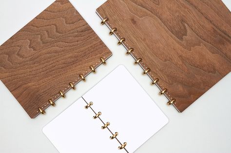 Natural materials, functionality and creative design are always a great combination. These Refillable Wood Notebooks certainly bring all three together in style. Designed by Pacific & West, a Portland-based brand that aims to “inspire creativity through the use of unique natural materials and thoughtful design,” they take the reusable notebook concept to a new level … Disc Binding, Wood Notebooks, Refillable Notebook, Arc Notebook, Wooden Notebooks, Discbound Planner, Black Desktop, Coil Binding, Diy Notebook