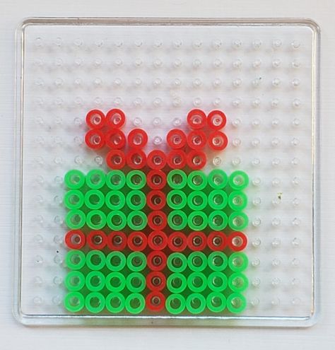 Christmas Present Perler Beads on a tray. Xmas Perler Beads, Christmas Perler Beads Easy, Small Perler Beads Ideas Christmas, Christmas Pearl Beads Pattern, Present Perler Beads, Perler Beads Christmas Ideas, Winter Perler Beads, Christmas Melty Beads Patterns, Perler Beads Christmas Ornaments