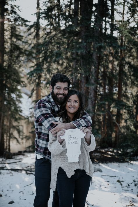 Christmas Photoshoot Baby Announcement, Family Pregnancy Announcement Christmas, Winter Pregnancy Photoshoot Announcement, Pregnancy Announcement Photoshoot Christmas, Snowy Pregnancy Announcement, Winter Announcement Pregnancy, Winter Baby Announcement Photoshoot, Baby Announcement Photoshoot Winter, Christmas Tree Farm Pregnancy Reveal