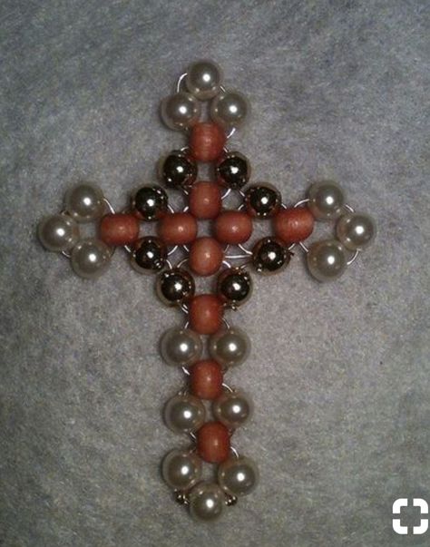 Beaded Crosses, Beaded Angels, Cross Crafts, Bead Charms Diy, Diy Bracelet Designs, Christmas Bead, Beaded Cross, Beaded Crafts, Beaded Jewelry Patterns