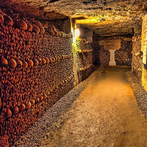 Gunung Everest, Paris Catacombs, Musee Carnavalet, Spooky Places, The Catacombs, Most Haunted Places, Paris Tours, Scary Places, Most Haunted