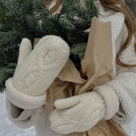 Staying warm, but make it stylish❄️ #affiliate #fashion #style #stylish #trendy #trending #winter #white #snow #aesthetic #christmas #christmasgiftideas #gifts #giftideas #inspiration #outfits #outdoor Winter Aesthetic Pictures, Cold Girl, Christmas Dreaming, Winter Princess, Xmas Wallpaper, Christmas Collage, Snow Trip, Skandinavian Fashion, Winter Neutral