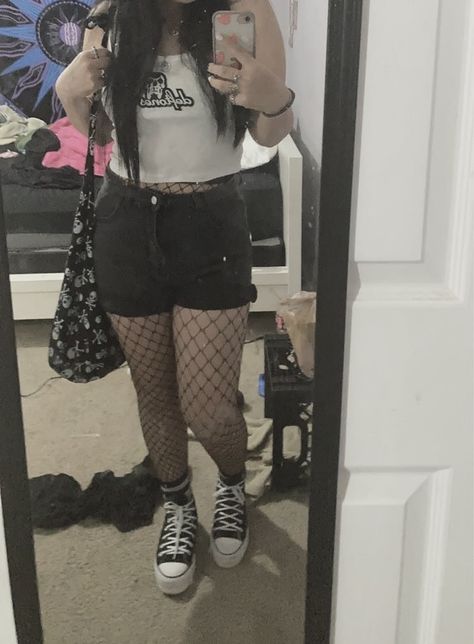 deftones shirt with fishnets, platform converse, skull bag Casual Outfits With Fishnets, Converse With Fishnets, Shorts Alternative Outfits, Greyday Concert Outfit, Fishnet With Shorts, Fishnets Outfit Aesthetic, Grunge Fishnets Outfit, Fishnets And Shorts Outfits, G59 Concert Outfit