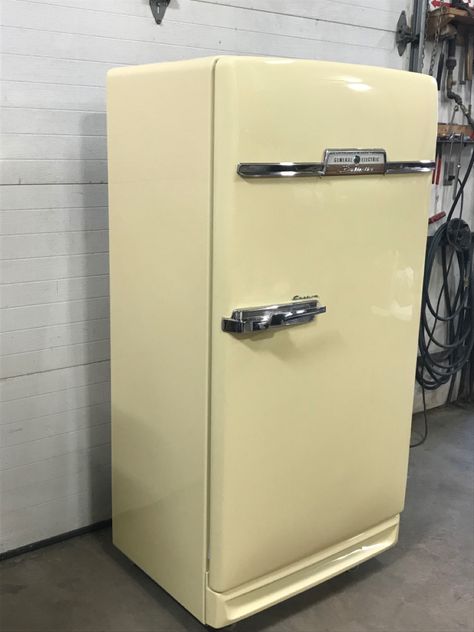 Fridge Paint, Antique Refrigerator, Antique Appliances, Old Fridge, Vintage Kitchen Appliances, Vintage Fridge, Old Refrigerator, Vintage Refrigerator, Retro Renovation