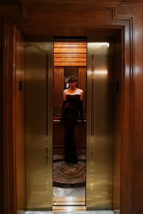 Hotel Photoshoot Black Women, Luxury Fashion Photoshoot, Classy Hotel Photoshoot, Hotel Elevator Photoshoot, Fun Hotel Photoshoot, Sophisticated Woman Aesthetic, Short Hair Old Money, Birthday Photoshoot Classy, Hotel Photoshoot Aesthetic