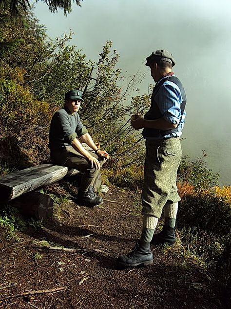 On a mountain walk Vintage Hiking Outfit, Vintage Mountaineering, Hiking Outfit Men, Mens Fashion Retro, Vintage Hiking, Tweed Run, Plus Fours, Adventure Aesthetic, Mens Attire