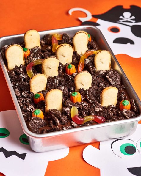 I'm delighted to introduce my own kids to this classic treat. Here's how you can make your own party-sized pudding cake graveyard this Halloween. Dirt Cake Ideas, Halloween Dirt, Chocolate Dirt, Graveyard Cake, Dirt Cake Recipes, Halloween Treats To Make, Dirt Pudding, Nursing Cake, Dirt Cake