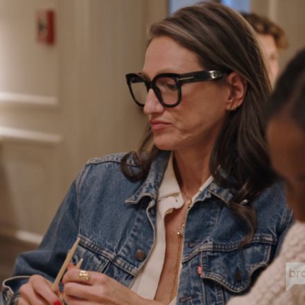 Jenna Lyons’ Black Glasses / Real Housewives of New York Season 14 Episode 2 Fashion Jenna Lyons is at it again (and I can guarantee this won’t be the last) with another solid pair of glasses. This time it’s a sleek pair of black Tom Fords and they obviously look great on her. And clearly Originally posted at: Jenna Lyons’ Black Glasses Jenna Lyons Denim Jacket, Jena Lyons, Jenna Lyons Style, Big Blonde Hair, Jenna Lyons, Real Housewives Of New York, Tom Ford Glasses, Black Toms, Cool Girl Style