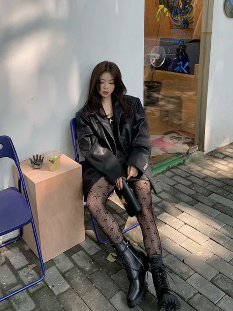 Korean Dark Outfit, Edgy Asian Outfits, Black Jacket Outfit, Aesthetics Outfits, Black Outfit Ideas, Black Leather Jacket Outfit, Grunge Aesthetics, Leather Jacket Outfit, Leather Jacket Girl