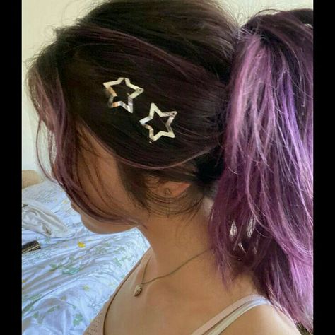 link abaixo Dark Brown Hair With Purple, Violet Hair, Fairy Hair, School Hair, Dyed Hair Inspiration, Dye Colors, Pretty Hair Color, Hair Stylies, Star Hair