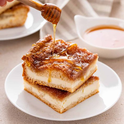 Cinnamon Cheesecake Bars, Sweet Cream Cheese Filling, Sopapilla Cheesecake Bars, Crescent Dough Sheet, Cinnamon Cheesecake, Sopapilla Cheesecake, Cheesecake Crust, American Desserts, Easy Cheesecake Recipes