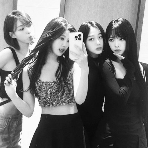 Aespa Ot4 Icon, Ot4 Aespa, Aespa Instagram, Black And White Effect, Personal Social, Drama Queens, Instagram Accounts, How To Take Photos, Instagram Followers