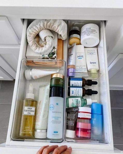 Skin Care Organization, Dhc Deep Cleansing Oil, Rangement Makeup, Bathroom Drawer Organization, Deep Cleansing Oil, Care Organization, Beauty Organization, Skincare Organization, Favorite Skincare Products