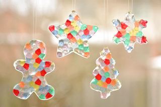 Melted Bead Ornament | Adventure Science Center Melted Pony Beads, Peppermint Candy Ornaments, Advent Wreaths, Diy Beaded Ornaments, Bead Ornaments, Christmas Crafts For Kids To Make, Wreaths Christmas, Diy Science, Beaded Christmas Ornaments