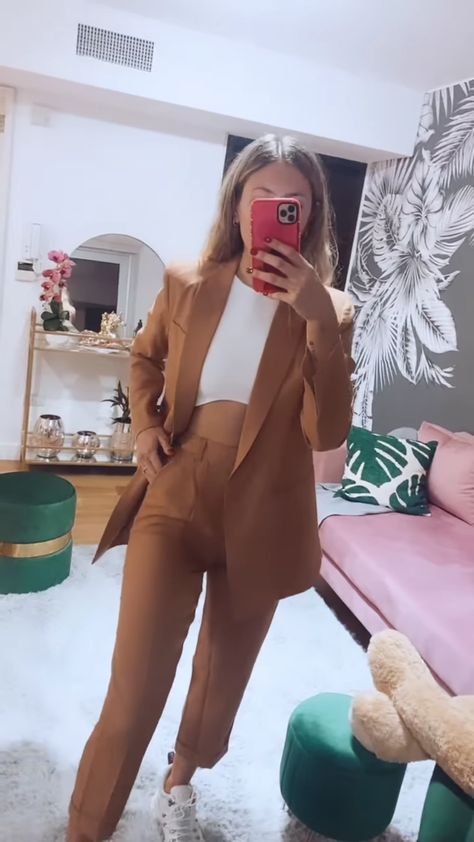 conjunto de blazer y pantalon de vestir color marron caramelo. Pantalon Camel Outfits Mujer, Outfit Pantalon Marron, Outfit Cafe, Semi Formal Mujer, Camel Outfit, Look Formal, Office Casual Outfit, Outfit Primavera, Outfit Mujer